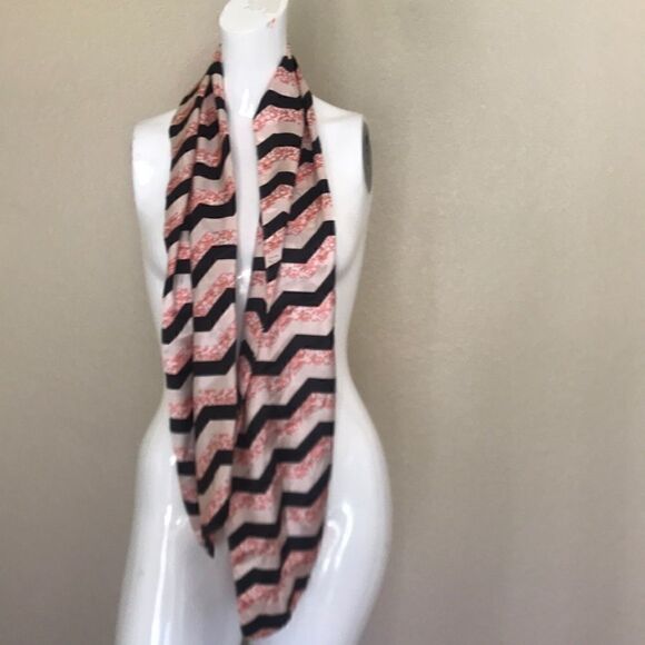 Lot of 2 Scarf/Shawls Pink and Burgundy Silky Soft - Picture 2 of 3